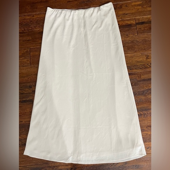 ABERCROMBIE AND FITCH - 2 Layer Flowy Maxi Skirt in Very Light Pink - Picture 3 of 7